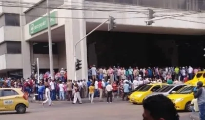 Foto del usuario @Wibbbastidas en Twitter de la aglomeración en el Banco Popular.