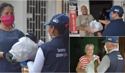 Vendedores recibiendo el auxilio de la Alcaldía de Barranquilla.