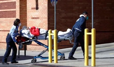 Paramédicos ingresan a un paciente en un centro asistencial.