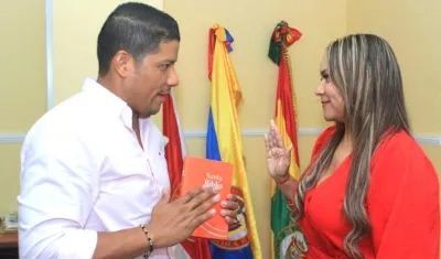 La Gerente Eimy Camargo tomando posesión ante el Alcalde Rumenigge Monsalve.