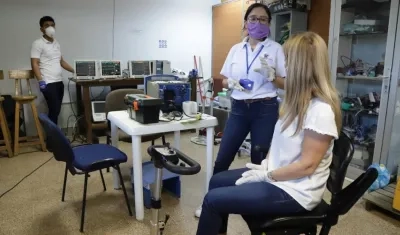 La Gobernadora Elsa Noguera, durante su visita al Hospital Cari.