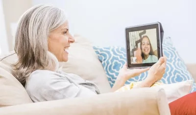 Las familias deben comunicarse con los adultos mayores de 70 en cuarentena.