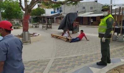 Los que sorprendieron violando la cuarentena los colocaron en el cepo en el parque de Tuchín.