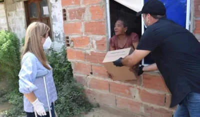 La Gobernadora Elsa Noguera y el Alcalde José Vargas, entregando las ayudas.