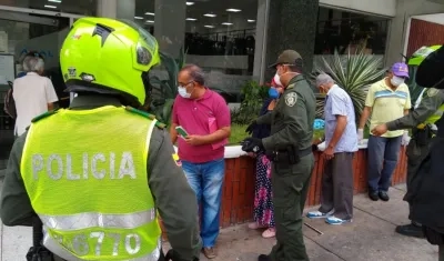 No se respetan las distancias en las filas.