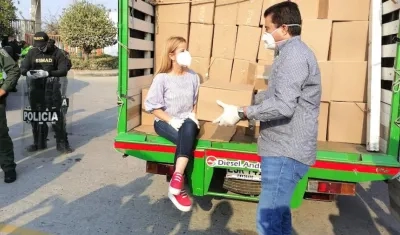 La Gobernadora Elsa Noguera y el Alcalde Rodolfo Ucrós, durante las entregas.