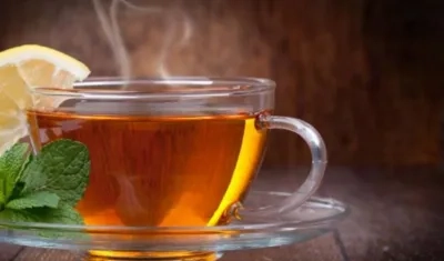 Té caliente con limón.