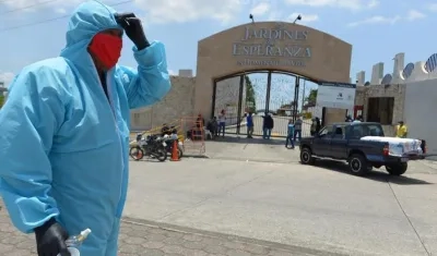 Coches cargan ataúdes con fallecidos este viernes, en el cementerio Jardines de Esparanza, en Guayaquil (Ecuador).
