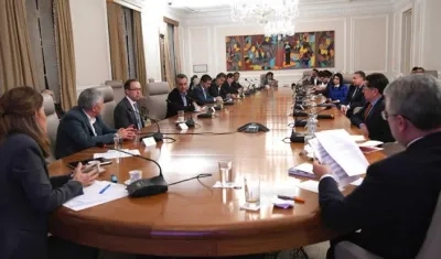 Presidente Duque reunido con un panel de expertos en salud.