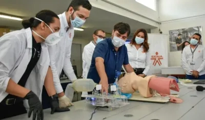 El Alcalde Pumarejo escucha las explicaciones sobre el ventilador mecánico.