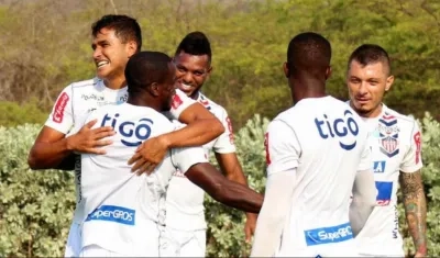 Jugadores de Junior, en un entrenamiento antes de la cuarentena nacional.