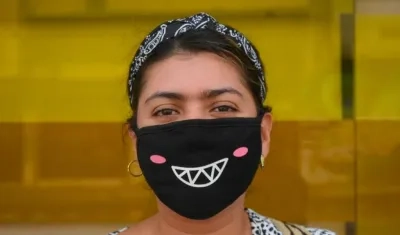 Imagen de una mujer con tapaboca en Barranquila.