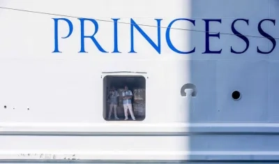 Dos personas murieron a bordo del crucero Coral Princess, que había reportado una docena de contagios de Covid-19.