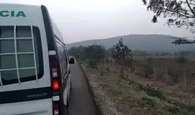 Momentos en que soldados del Ejército de Colombia bajaban de un helicóptero.