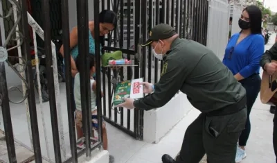 Policía entregó juguetes pedagógicos a niños con problemas de autismo.