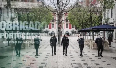Policía vigila las calles de las ciudades de Portugal para que todos se mantengan en sus casas.