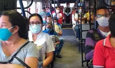 Usuarios de Transmetro utilizando los tapabocas.