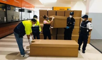 Ataúdes de cartón son almacenados este sábado en la terminal terrestre de Guayaquil (Ecuador).