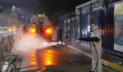 Jornada de desinfección por parte de las autoridades colombianas. 