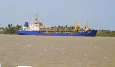 La draga china Hang Jun 5001, en zona de fondeo.