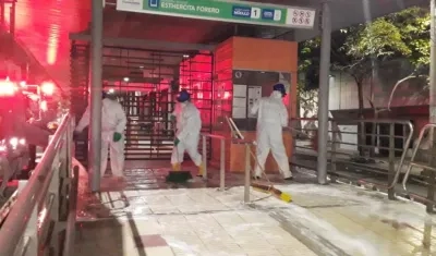 Autoridades desinfectando una estación de Transmetro, en Barranquilla.