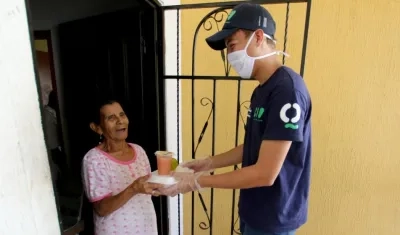 Funcionarios entregando los alimentos.