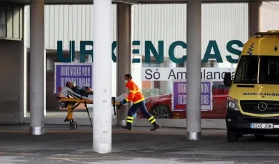 Una ambulancia llega con un enfermo a las urgencias del Hospital Lucus Augusti, en Lugo.