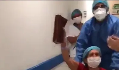 Mujer que superó al coronavirus saliendo de la Clínica de la Mujer en Santa Marta.