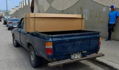 Un hombre espera a las puertas del cementerio Jardines de la Esperanza para ingresar a enterrar el cuerpo de un familiar, este lunes en Guayaquil (Ecuador). 