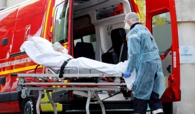 Un enfermero traslada a un paciente enfermo de Covid a un hospital.