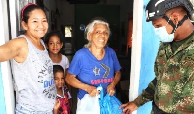 El Ejército Nacional apoyando las entregas.