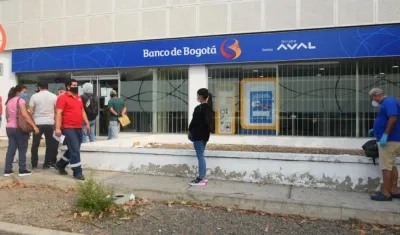 Procure hacer los pagos por medios magnéticos y las compras de medicamentos por domicilio.