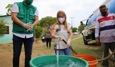 Elsa Noguera en los municipios del Atlántico llevando agua a los más vulnerables.