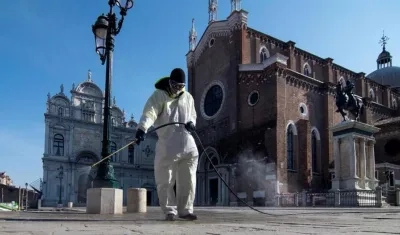 Un operario desinfecta la plaza de San Marcos en la ciudad italiana de Venecia que con la cuarentena por el coronavirus tiene el aspecto de una ciudad fantasma