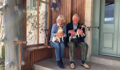 Fotografía facilitada por Clarense Hose del príncipe Carlos y su esposa Camila, la duquesa de Cornualles, en su residencia de Birkhall (Escocia).