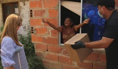 La Gobernadora Elsa Noguera entregando las ayudas en los Municipios.