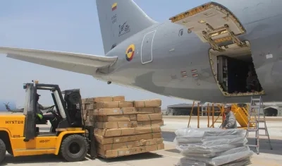 Registro del momento cuando montaban el material al avión presidencial.