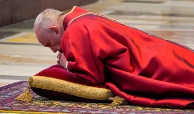 El acto comenzó con el Papa Francisco tendido durante unos minutos orando ante el altar papal.