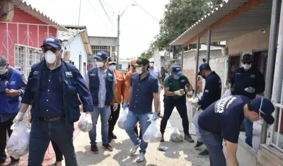 El Alcalde Jaime Pumarejo durante la primera fase de la entrega de ayudas humanitarias.