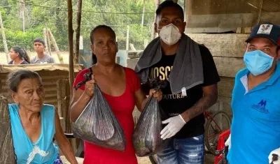 Alfredo Morelos entregando mercados a los más necesitados. 