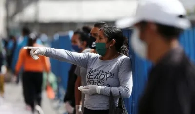 Una persona con mascarilla este viernes en el mercado de San Roque, uno de los mas grandes de Quito (Ecuador).