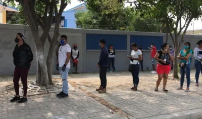 La Alcaldía tuvo que poner orden en el distanciamiento en la fila.