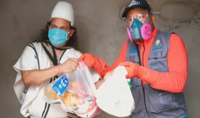 Un indígena recibiendo la ayuda alimentaria.