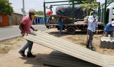 Entrega de láminas para las familias afectadas. 