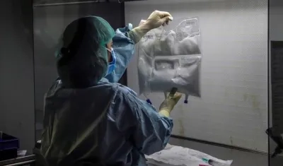 Personal sanitario en la farmacia del Hospital Universitario Puerta de Hierro de Majadahonda (Madrid).