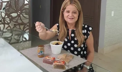 La Gobernadora Elsa Noguera degustando los dulces.