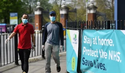 Para salir a mercar las personas en Reino Unido deben llevar tapabocas.