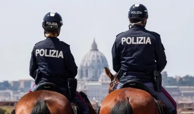La Policía de Italia realiza estrictos controles en el país para que se cumple la cuarentena obligatoria.