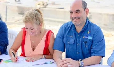 La presidenta de Findeter, Sandra Gómez Arias, y el Director de Cormagdalena, Pedro Pablo Jurado, firmando el contrato.