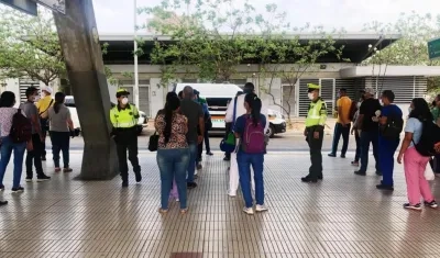 Policía en control de pasajeros por coronavirus.